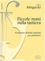 piccole mani sulla tastiera photo