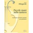 piccole mani sulla tastiera photo