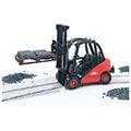 bruder linde forklift h30d black red with trailer coupling and 2 pallets extra photo 2